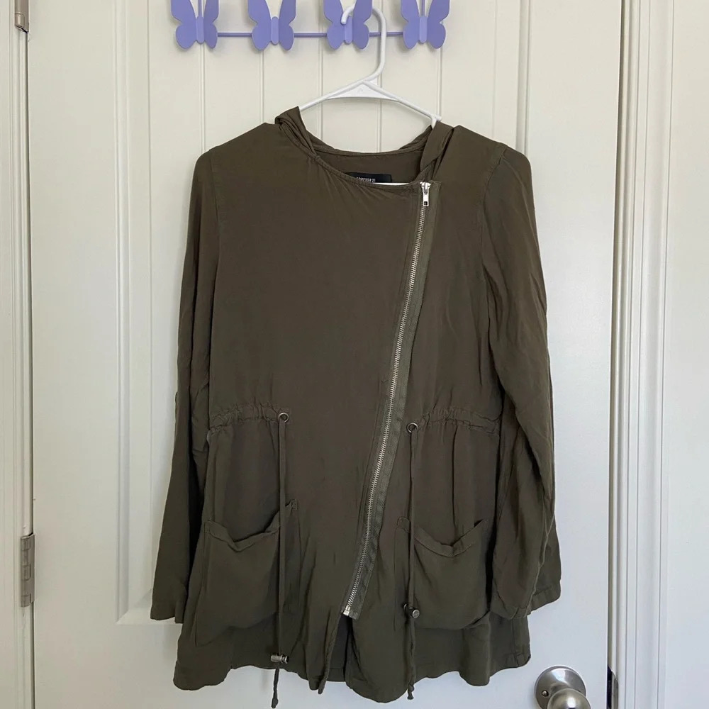 Forever 21 women’s dark olive green pocketed zip jacket — small‎